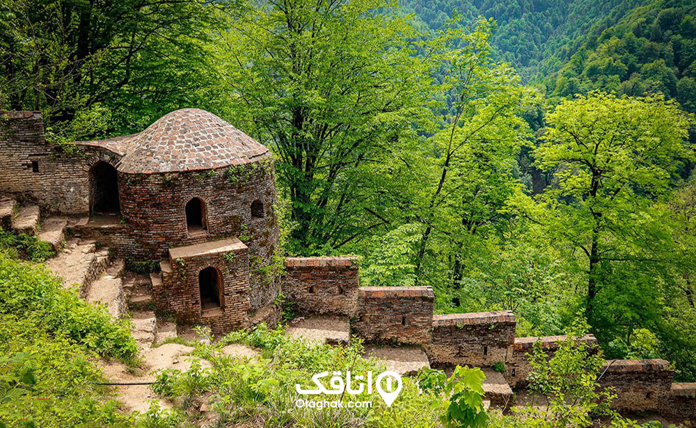 نمایی از پله های قلعه رودخان