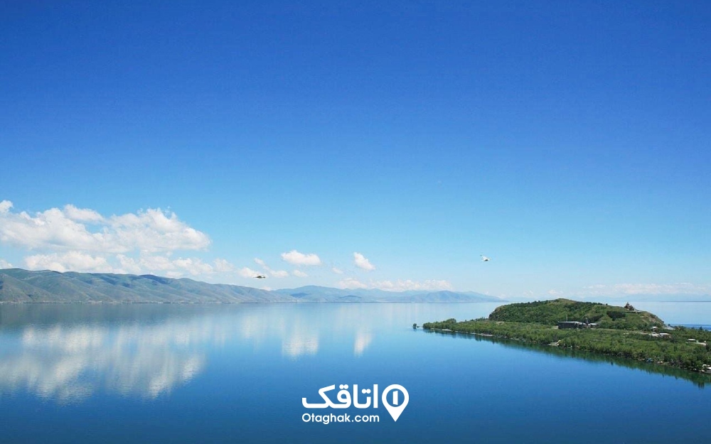 نمایی از دریاچه سوان ارمنستان در روز