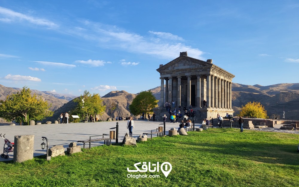 نمایی از محوطه بیرونی معبر گارنی در روز